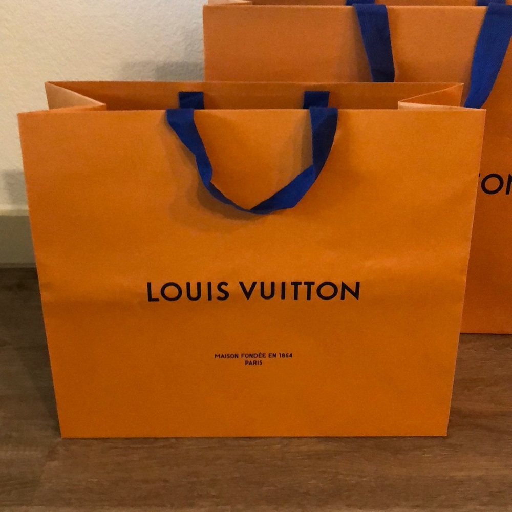 Louis Vuitton shopper size medium